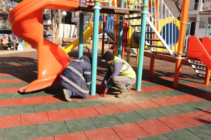 Kuşadası’nda Çocuk Oyun Alanlarına Kauçuk Zemin
