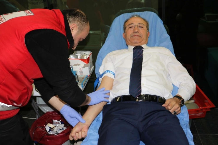 Manisa Büyükşehir Belediye Personelinden Kan Bağışı
