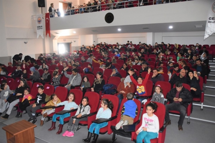 Gemlikli Çocuklar Tiyatroya Doydu