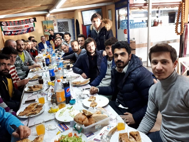 Başkan Duymuş’dan Vezirhanspor’a Galibiyet Yemeği