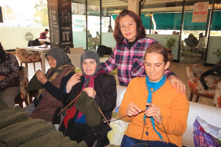 Sınır Ötesindeki Mehmetçik’e Köylü Kadınlardan Yün Boyunluk