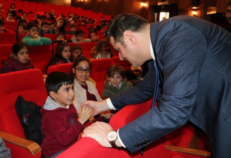 İpekyolu Belediyesinden Öğrencilere Karne Hediyesi