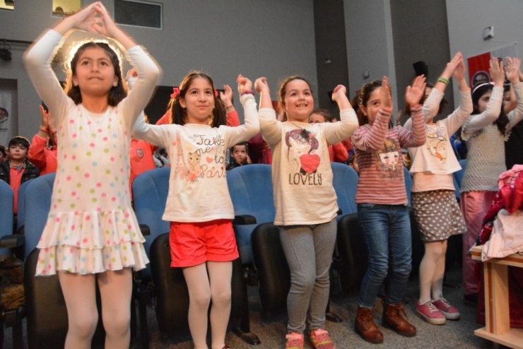 Körfez 2017’de Çocuklara Sinema Ve Tiyatroyu Sevdirdi
