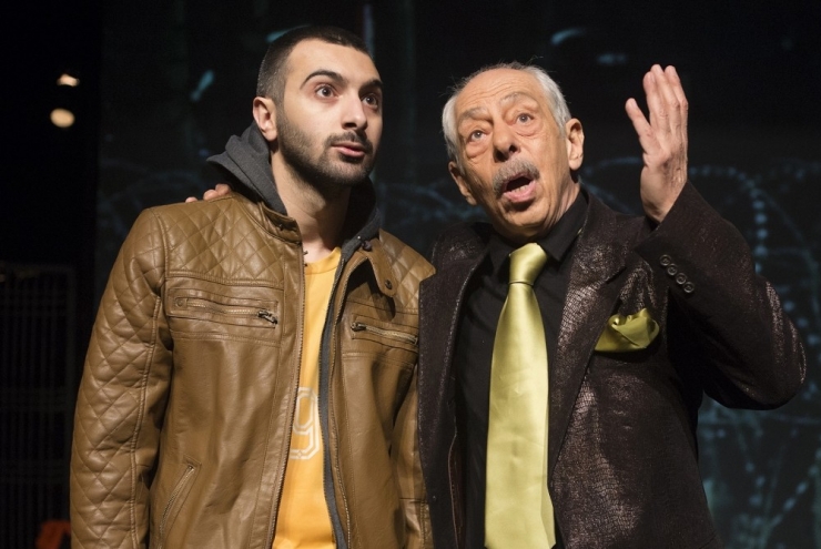 "Göçmenleeeer", İzmir’de Ayakta Alkışlandı