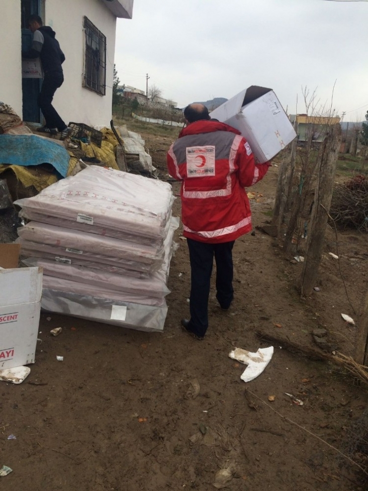 Evi Yanan Aileye Kızılay’dan Destek