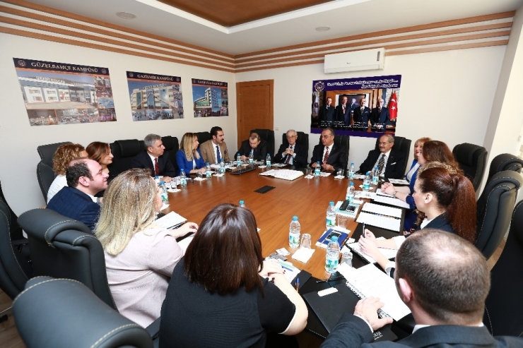 Başkan Büyükerşen İzmir Eğitim Camiasına Katıldı