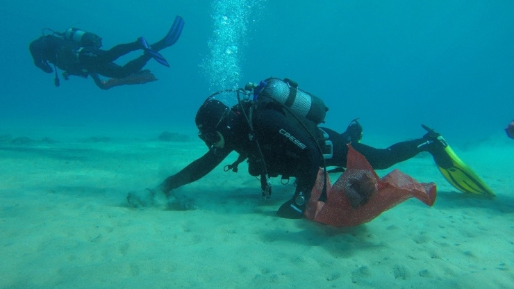Yalıçiftlik’te Deniz Dibi Temizliği