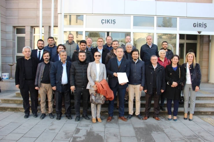 Kuşadası Ak Parti’nin Yeni İlçe Başkanı Ve Yönetimi Mazbatalarını Aldı