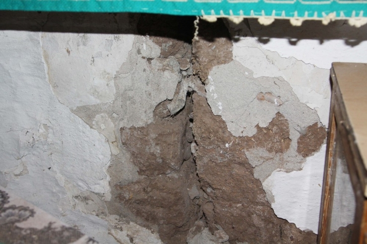 2 Çocukları Hasta, Yaşadıkları Ev Yıkılmak Üzere