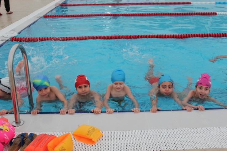 İzmit’te Öğrenciler Yüzme Öğreniyor