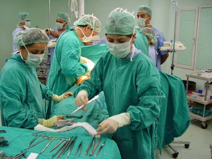 Bağırsaktaki 15 Cm’lik Kitleye Laparoskopi Operasyonu