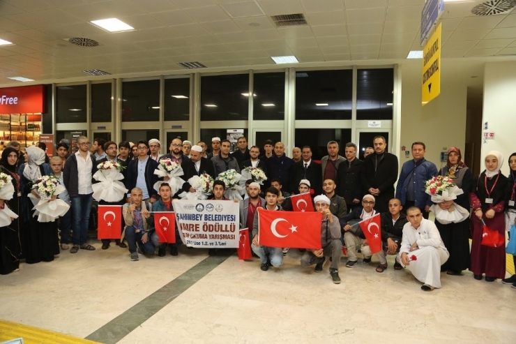 Umreye Gönderilen 147 Öğrenci Gaziantep’e Döndü