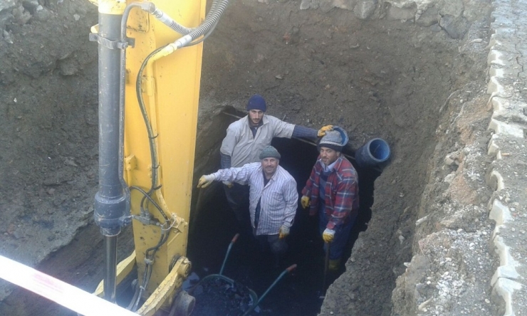 Simav Belediyesi, İlçe Genelindeki Tüm Kanalları Temizliyor