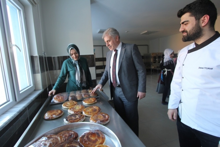Bayburt Belediyesi Aile Yaşam Merkezi’nden Tatlı Ustalığı Kursu