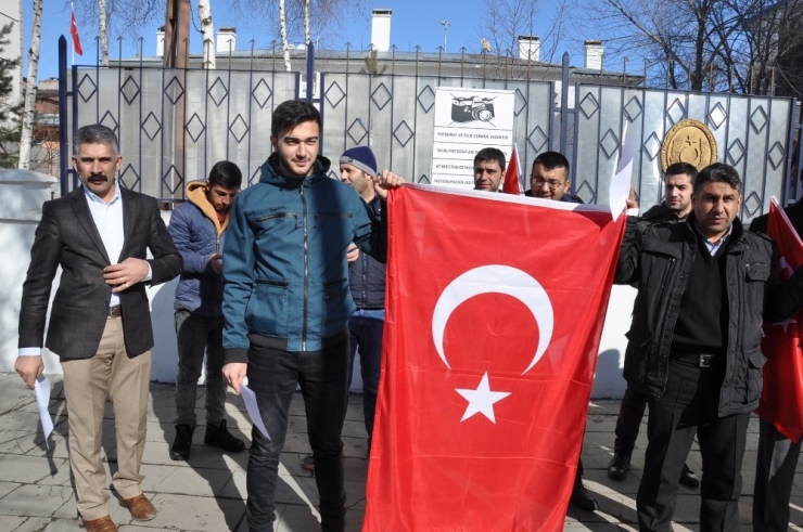 Kars’ta Afrin Platformu Üyeleri Askerlik Şubesi’ne Başvuruda Bulundu