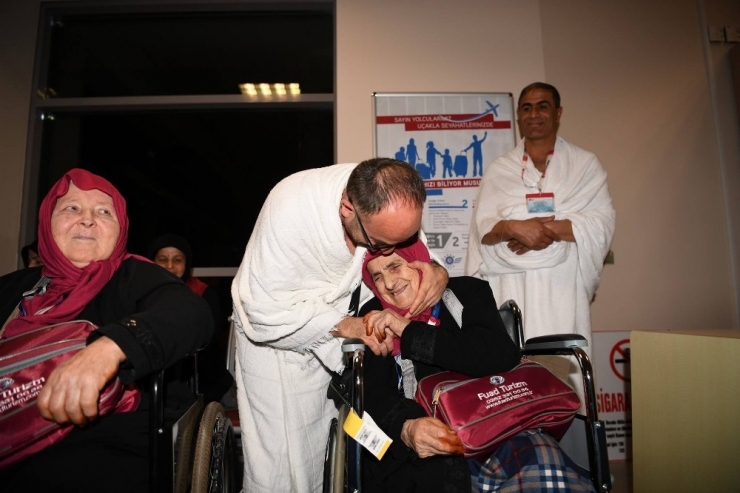 Başkan Üzülmez, Alo Evlat Hattı Büyükleri İle Umre’ye Gitti