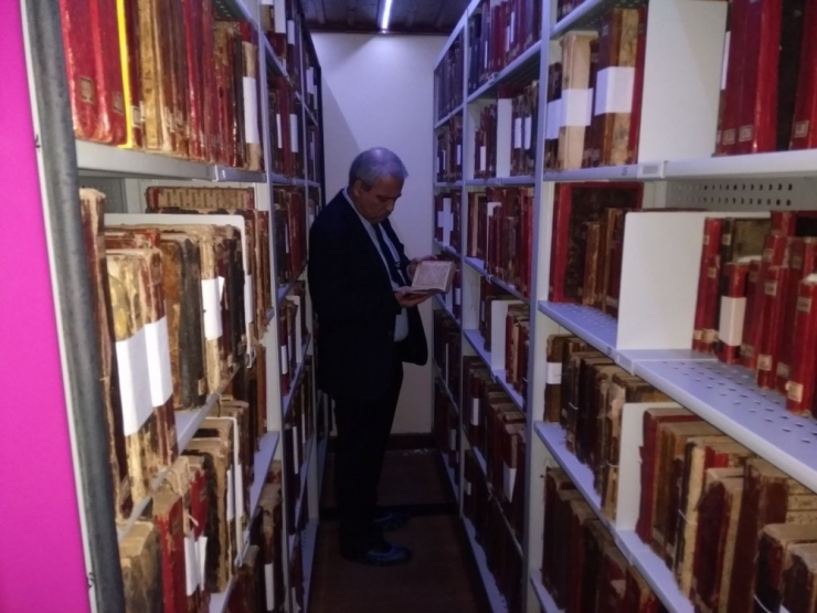 Vali Güvençer, Manisa Yazma Eser Kütüphanesinde İncelemede Bulundu