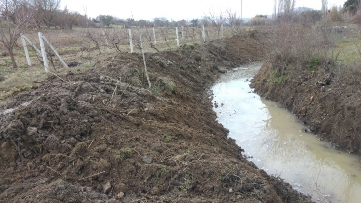 Osmancalı’da Dere Temizlik Çalışması Başladı