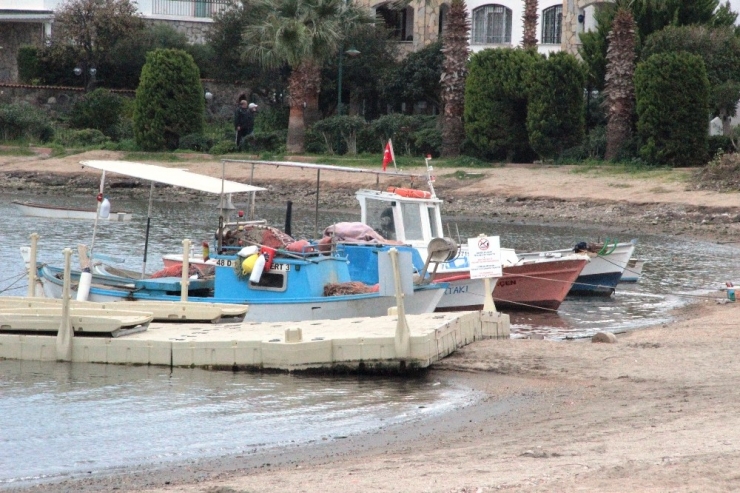Deniz Çekildi, Balıkçı Tekneleri Karaya Oturdu