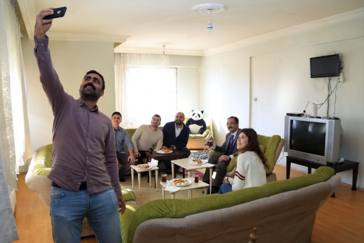 Başkan Cahan, Öğrencilerin Sosyal Medyadan Yaptığı Davetini Geri Çevirmedi