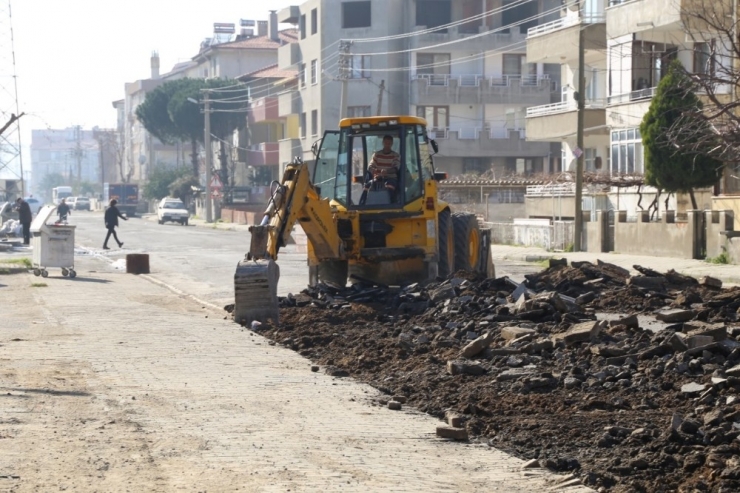 Burhaniye’de Belediye Yol Yapımına Hız Verdi