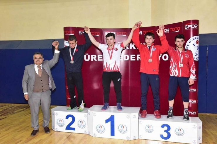 Sporculara Ödüllerini Başkan Yağcı Verdi