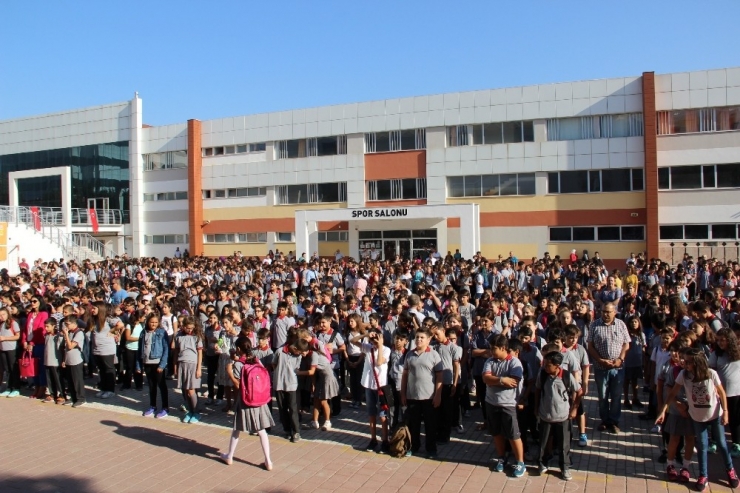 Öğrenci Ve Öğretmenler Ders Başı Yapıyor