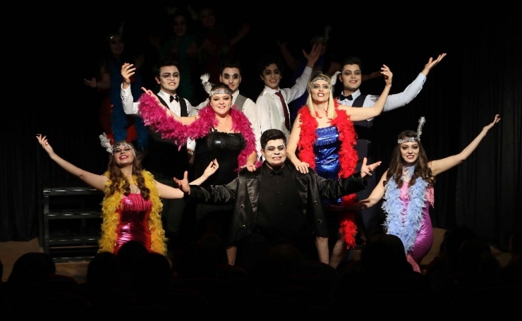 Bayraklı Bu Tiyatroyu Sevdi