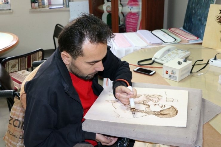 Engeli, Üretmeye Mani Olmadı Ahşabı Yakarak 250 Eser Üretti