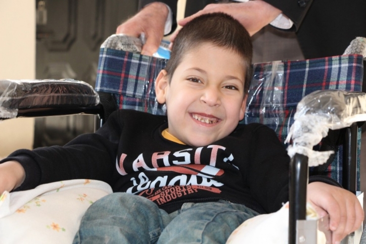 Kendi Engelli Maaşı İle Engelli Çocuğa Sandalye Aldı