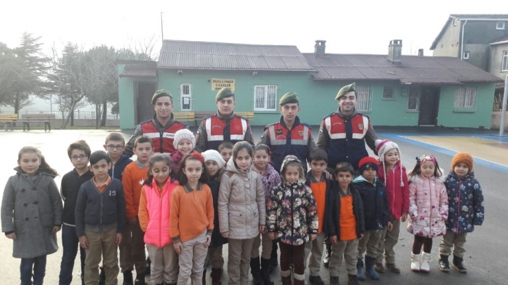 Jandarma, Okul Ve Çevrelerinde Denetimlerini Sıklaştırdı