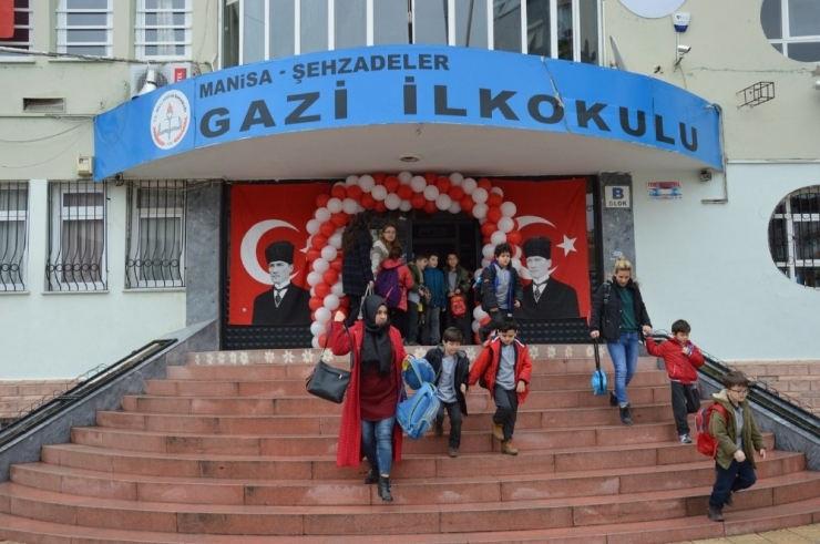 Öğrenci Ve Öğretmenler Ders Başı Yaptı