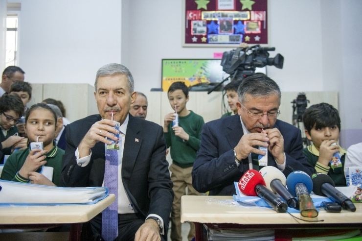 Eğitim Öğretim Yılının İkinci Yarıyılı Süt Dağıtımıyla Açıldı