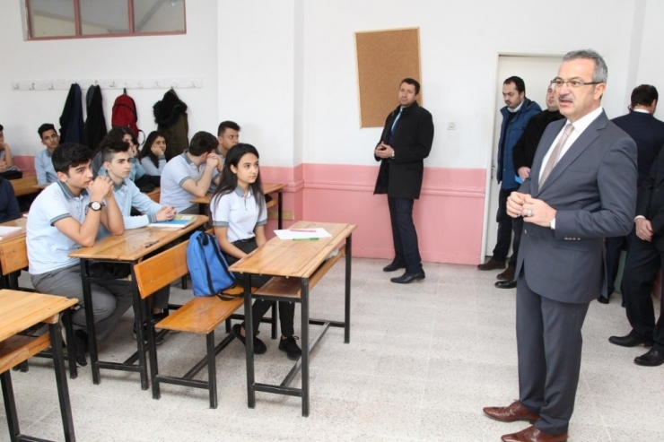 Başkan Köşker, İlk Ders Gününde Öğrencileri Yalnız Bırakmadı