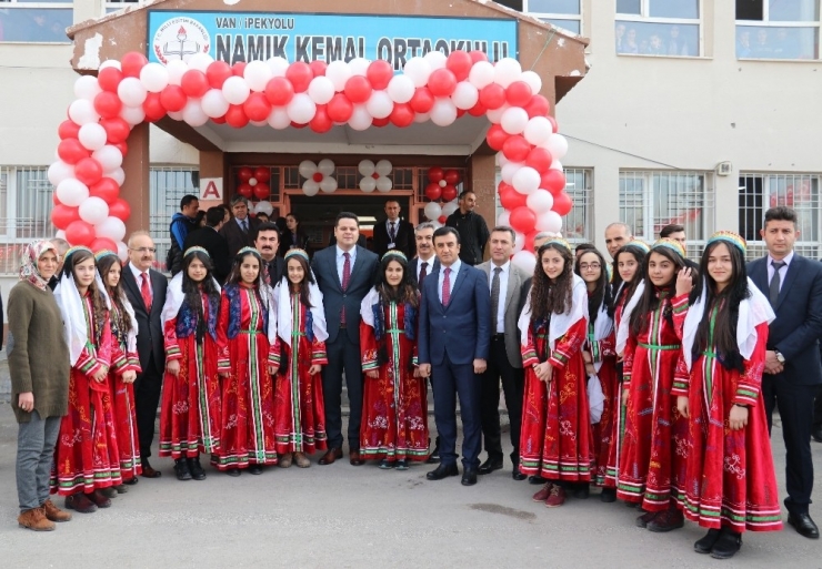 Okul Müdürü Odasını Kütüphane Yaptı