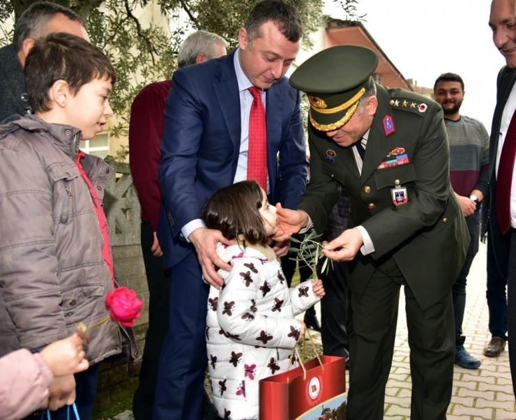 Minik Seçil’den Vali Ve Komutana Zeytin Dalı