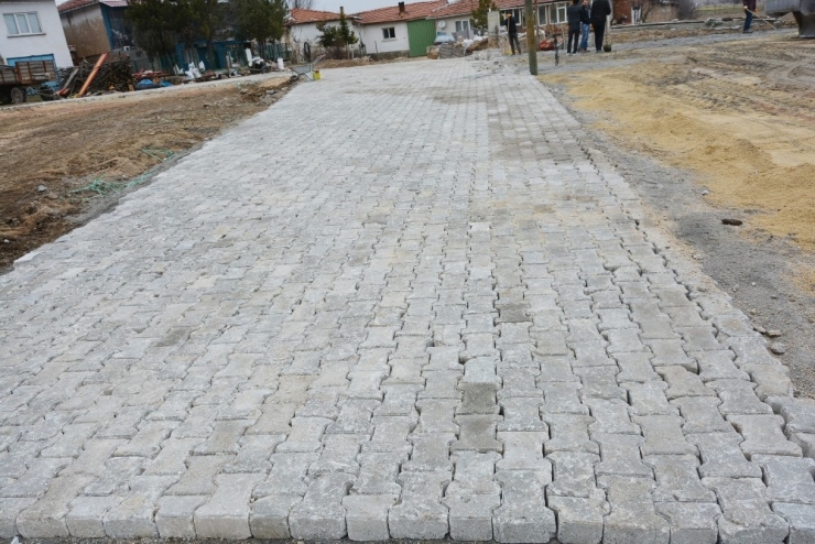Karaören’de Taş Döşeme Çalışması