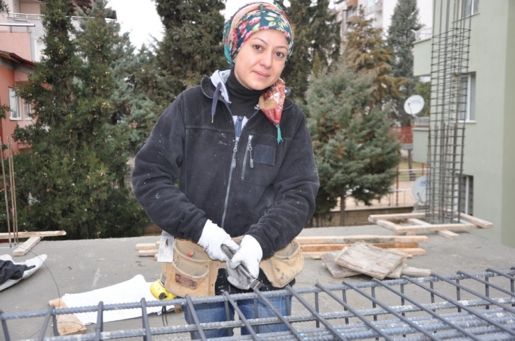 İnşaat Ustası Kevser, Bir Koltukta Üç Karpuz Taşıyor