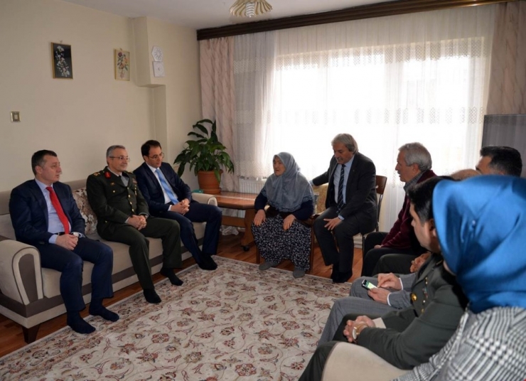 Vali Büyükakın’dan Şehit Ailesine Ziyaret