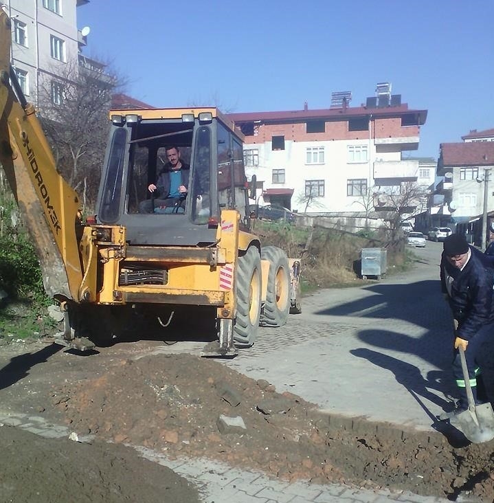 Akçakoca Belediyesi Ekipleri Yol Bakım Ve Onarım Çalışmalarını Sürdürüyor