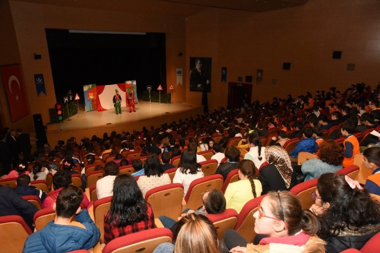 ‘Karagöz Ve Hacivat Trafikte’ Oyunu Minik Seyircilerle Buluştu