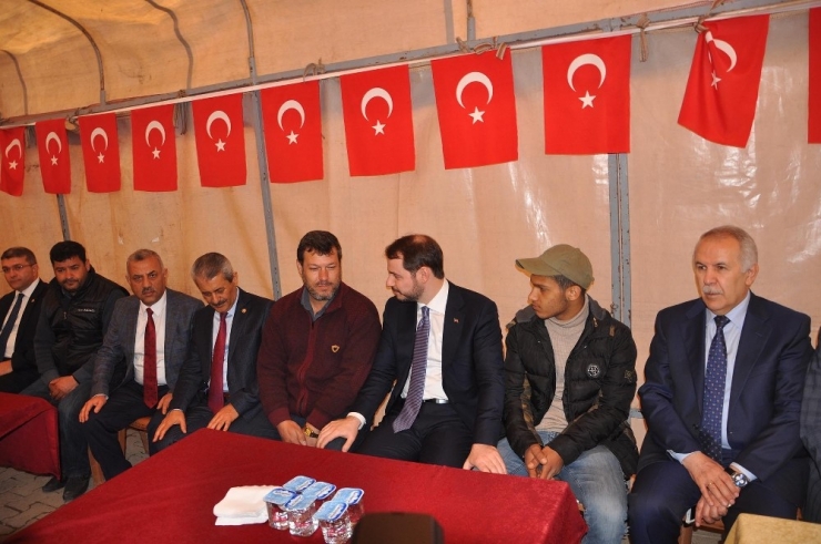 Bakan Albayrak’tan Reyhanlı’daki Şehit Ailelerine Ziyaret