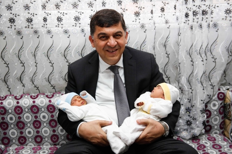 Fadıloğlu’ndan İkiz Bebeklere Ziyaret