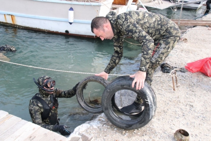 Güvercinlik Sahilinde Yarım Ton Atık Çıkarıldı