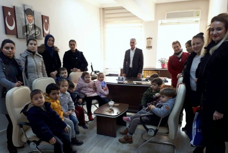 Yeni Açılan Okuma Salonuna Öğrencilerden Kitap Bağışı