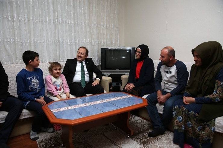Vali Pehlivan ‘Evimdesin Öğretmenim Projesi’ Kapsamında Aile Ziyaretleri Yaptı