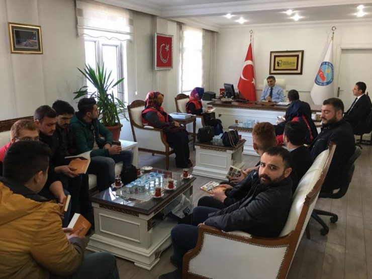 Kaymakam Özkan, Gençlerle Kitap Okudu