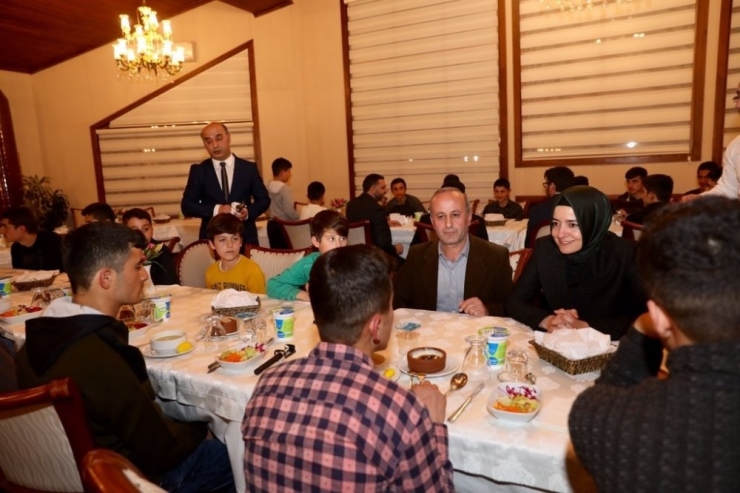 Bakan Sayan Kaya, Hakkarili Öğrencileri Ağırladı