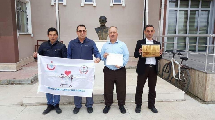 Çavdarhisar İmam Hatip Ortaokulu’na ’Beyaz Bayrak’ Ödülü