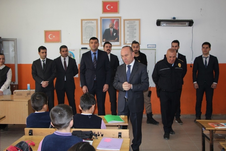 Yüksekova’da Süt Dağıtım